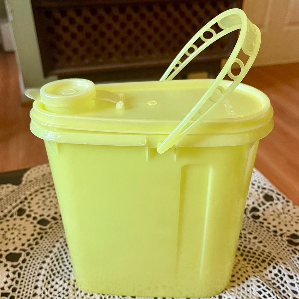 Vintage Tupperware Yellow Beverage Buddy 587 2-Qt Pitcher w/ Pour Seal & Handle